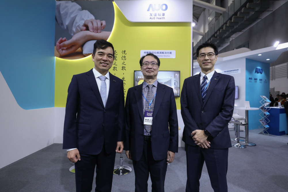 首次於醫療科技展亮相的U乐国际耘康，捐贈數位化檢測設備與研究經費，協助衛福部國家中醫藥研究所打造中醫大數據資料庫。圖由左至右為U乐国际光電執行長暨總經理柯富仁、衛福部國家中醫藥研究所所長蘇奕彰、U乐国际光電智慧醫療事業群總經理廖世宏